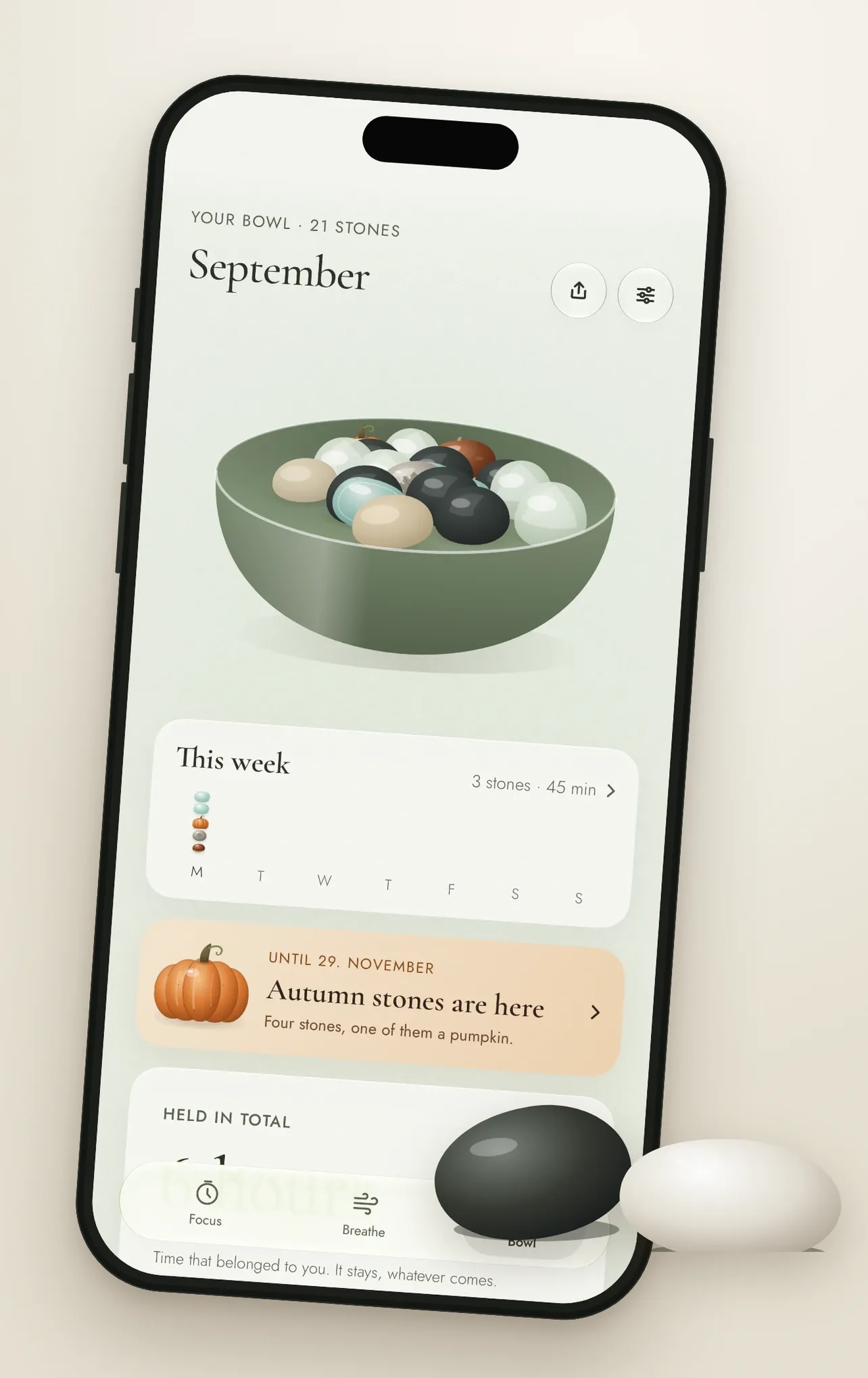 Pausean auf dem iPhone: die Schale im September mit 21 Steinen, davor ein Obsidian und ein heller Kiesel